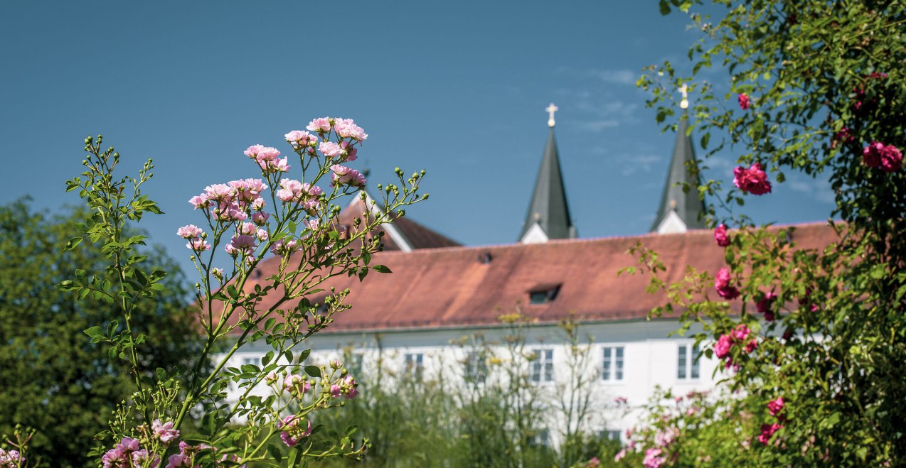 Kloster Gars mit Blumen im Vordergrund, &copy; Inn-Salzach Tourismus