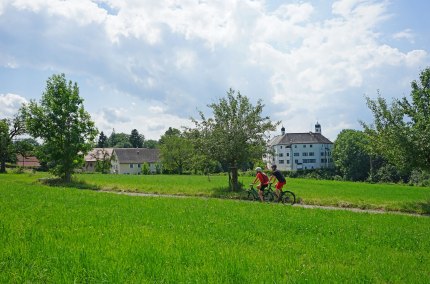 Schloss Amerang mit Radfahrern, &copy; Chiemsee-Alpenland Tourismus