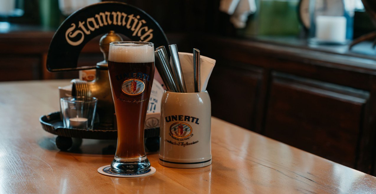 Unertl Weißbier auf dem Stammtisch des Bräustüberls, © Inn-Salzach Tourismus