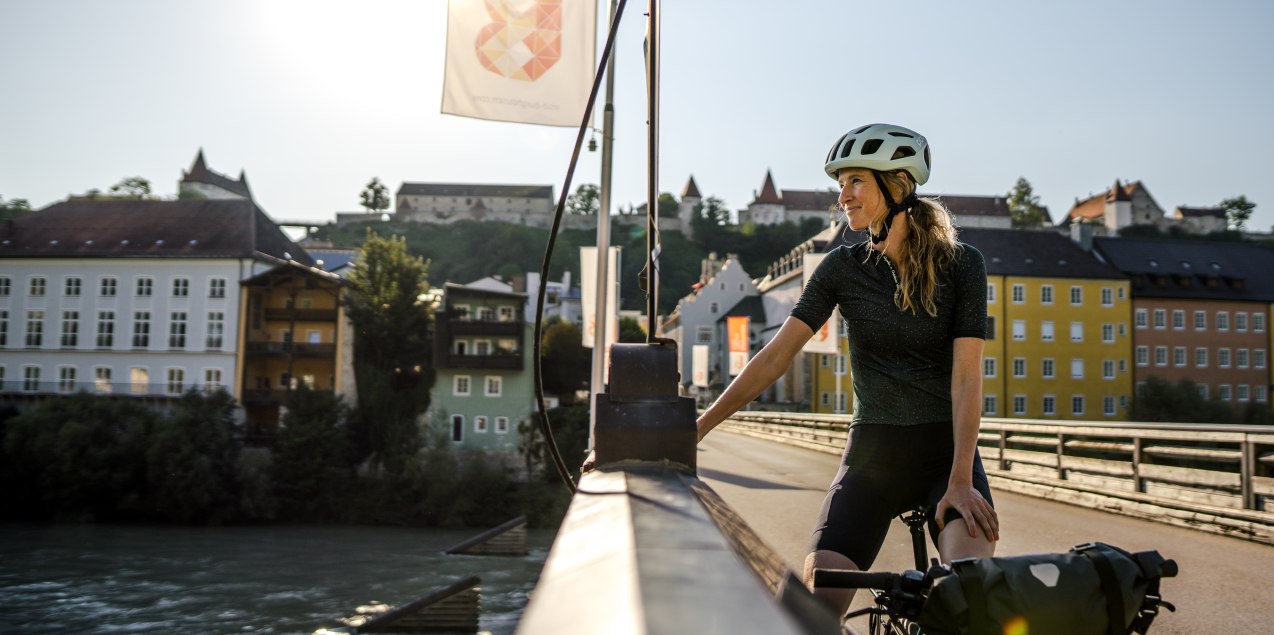 Radlerin auf der Salzachbr&uuml;cke Burghausen, &copy; Inn-Salzach Tourismus 