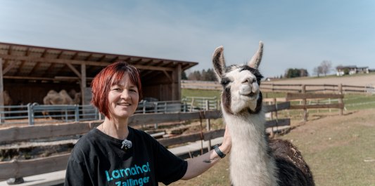 Sabine Zallinger mit Lama, &copy; Tourimsusverband Inn-Salzach