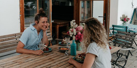 Zwei Frauen beim Kaffeetrinken, &copy; Inn-Salzach Tourismus