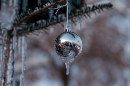 Weihnachtskugel mit Eiszapfen, © Inn-Salzach Tourismus