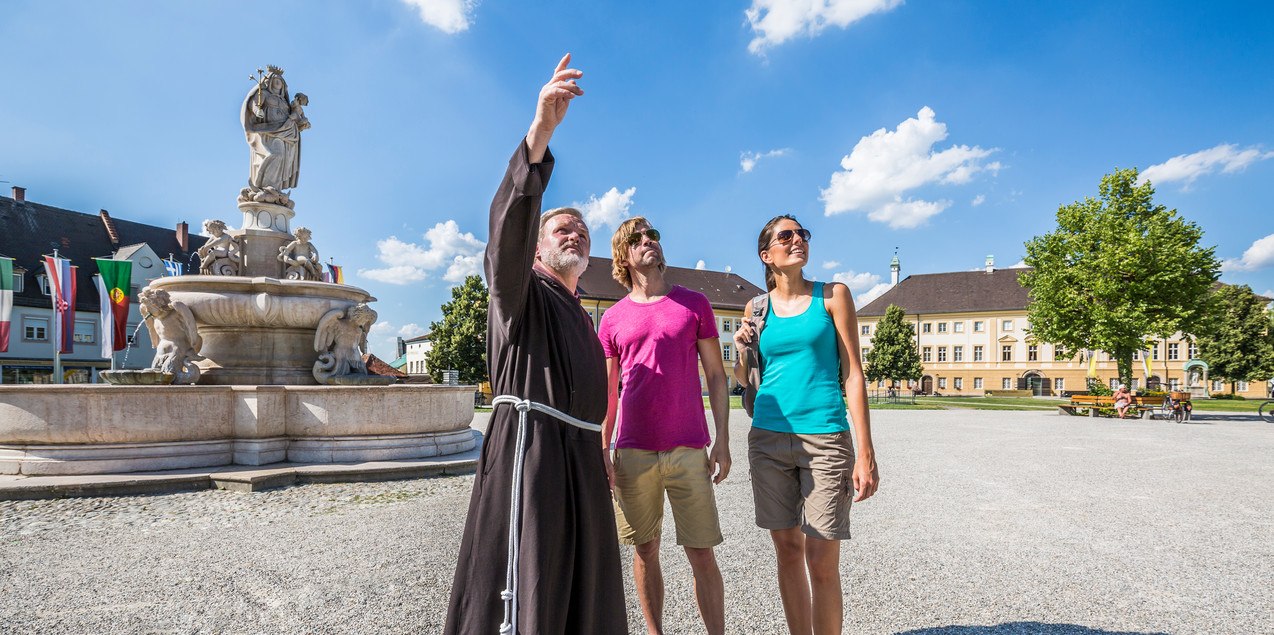 F&uuml;hrung auf dem Kapellplatz Alt&ouml;tting, &copy; Inn-Salzach Tourismus