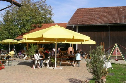 Hofcafé Howaschen Außenbereich mit Tischen und Stühlen, © Hofcafé Howaschen