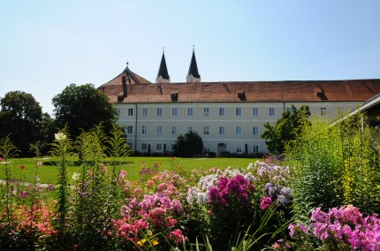 Das Kloster Gars am Inn mit Blumengarten, © Elisabeth Kühlechner