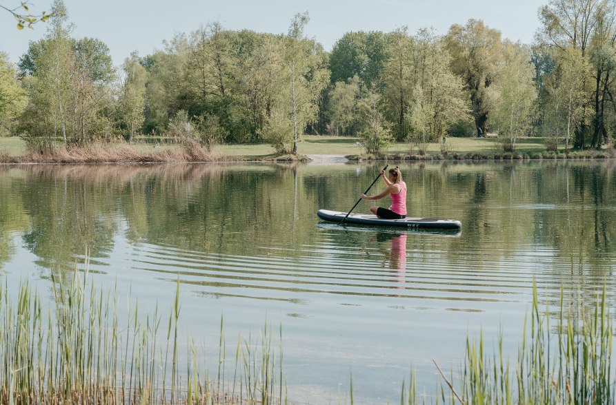 Frau Paddelt auf dem Peracher Badesee, &copy; Inn-Salzach Tourismus