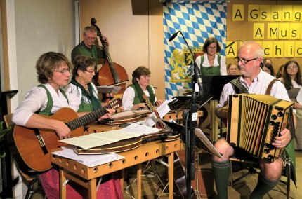 Musikanten beim Hoagartn Obertaufkirchen, &copy; Gemeinde Obertaufkirchen