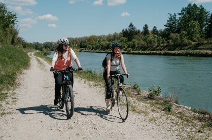 Radfahrerinnen auf dem Innradweg, &copy; Inn-Salzach Tourismus