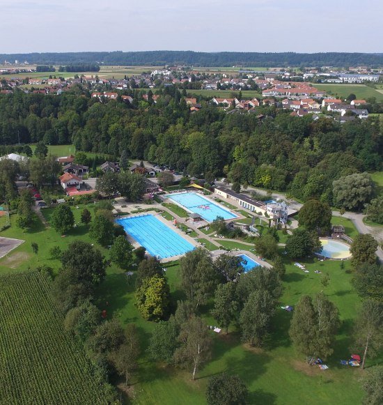 Luftaufnahme des Freibads T&ouml;ging Hubm&uuml;hle, &copy; Stadt T&ouml;ging