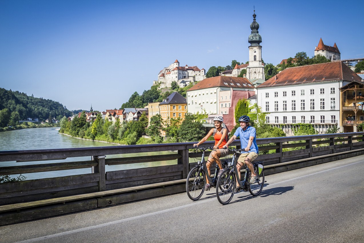 Radfahrer auf der Salzachbrücke von Burghausen nach Hochburg/Ach in Österreich, © Inn-Salzach Tourismus