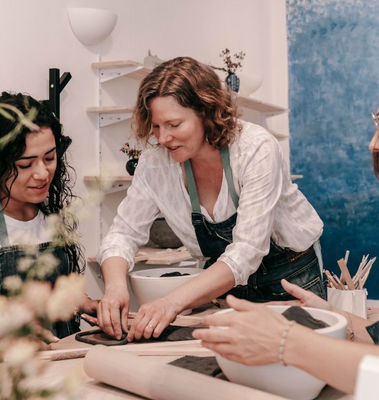 Drei Frauen beim T&ouml;pfern, &copy; Lisa Franz