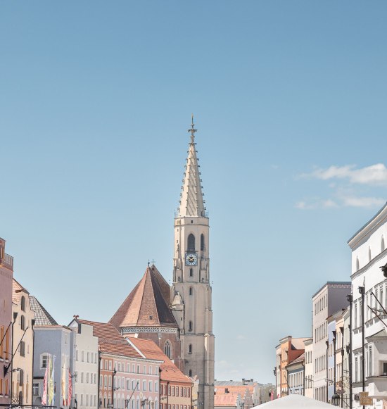 Kirchturm und Stadtplatz in Neu&ouml;tting, &copy; Inn-Salzach Tourismus