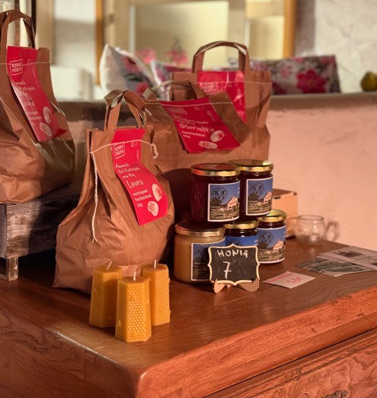 Honig, Kartoffeln, Kerzen, &copy; Singerhof