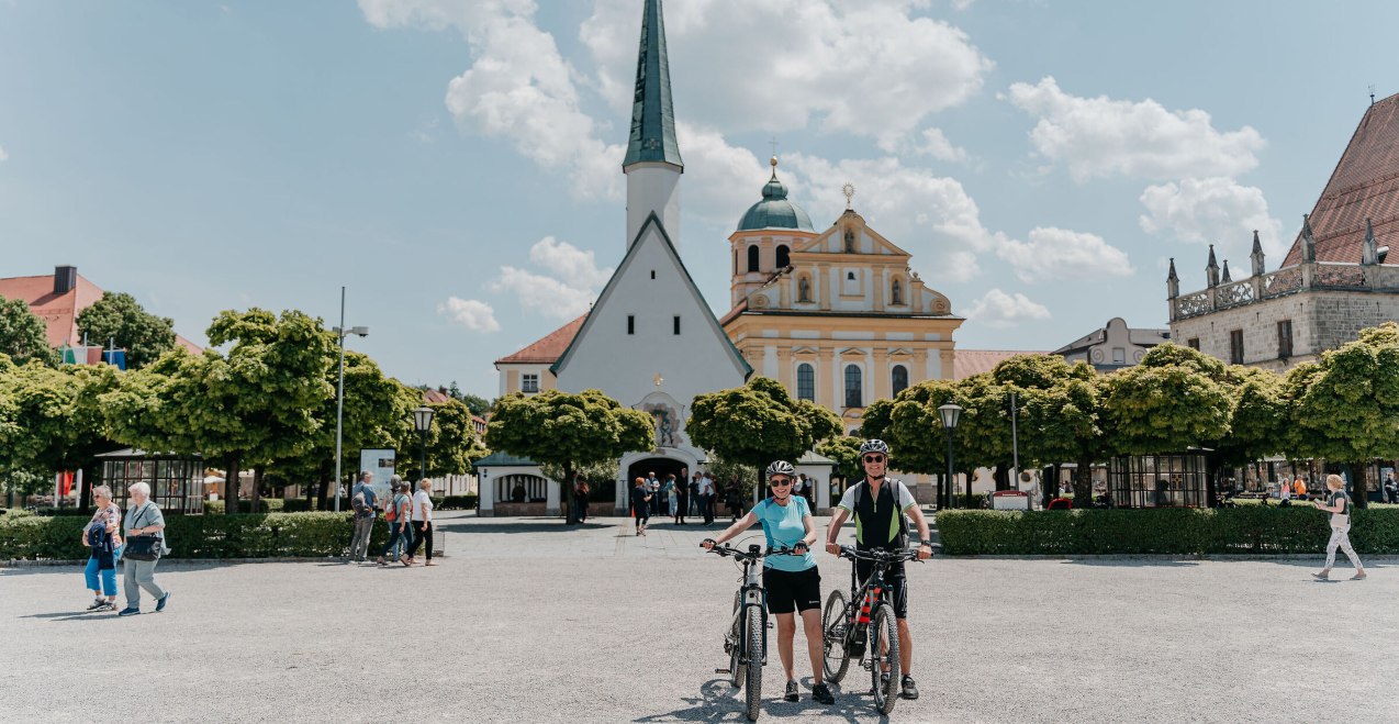Kapellplatz Alt&ouml;tting Radfahrer, &copy; Inn-Salzach Tourismus
