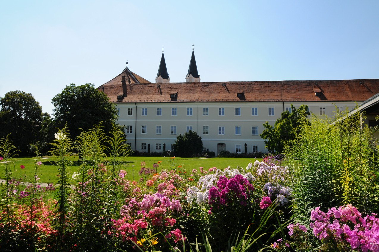 Das Kloster Gars am Inn mit Blumengarten, © Elisabeth Kühlechner