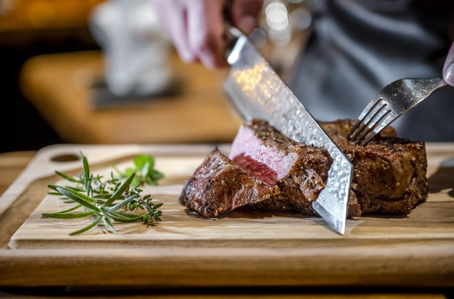 Steak wird aufgeschnitten, &copy; Gashaus Raspl
