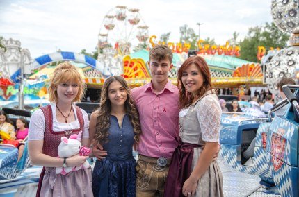 Besucher in Tracht auf dem Volksfest Waldkraiburg, © Stadt Waldkraiburg