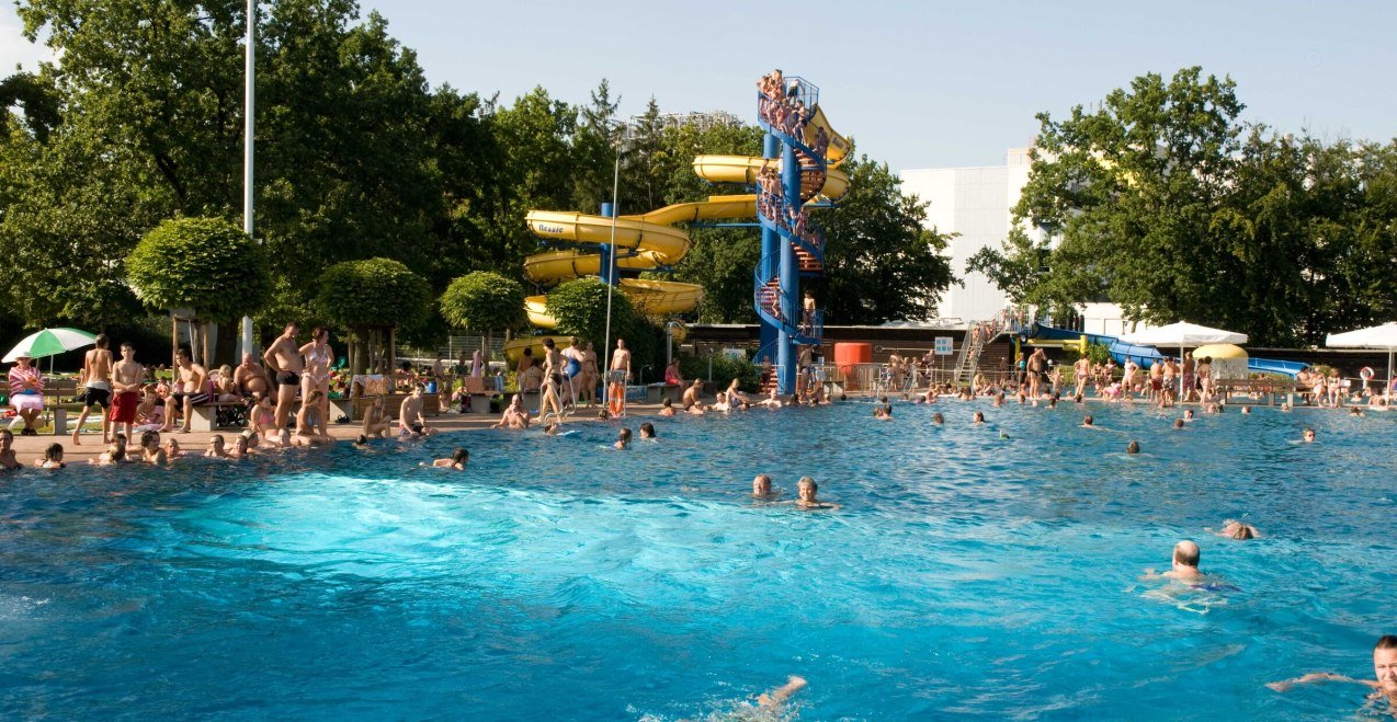 Wacker Freibad Burghausen an einem warmen Sommertag, © Landratsamt Altötting