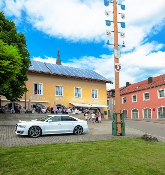Außenansicht Gasthaus Münch mit Gästen, © Gasthaus Münch