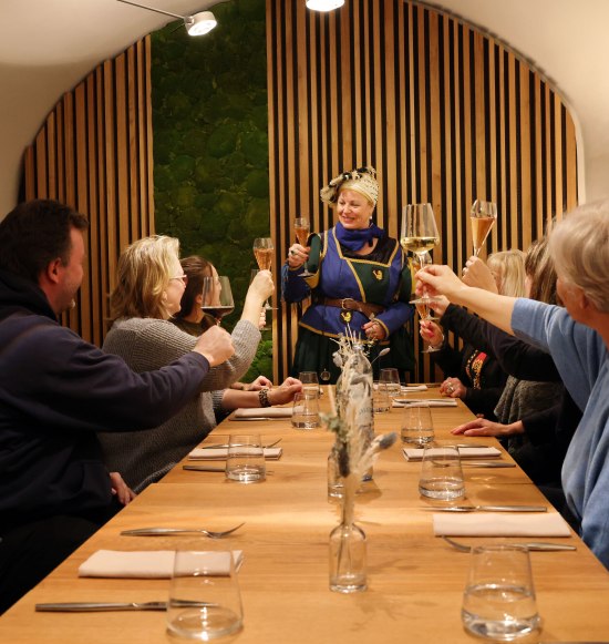 Prost bei der Kulinarikf&uuml;hrung durch die Altstadt in Burghausen., &copy; Burghauser Touristik
