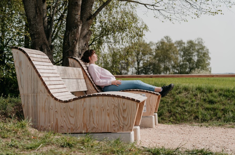 Entspannen auf einer Holzbank, &copy; Inn-Salzach Tourismus