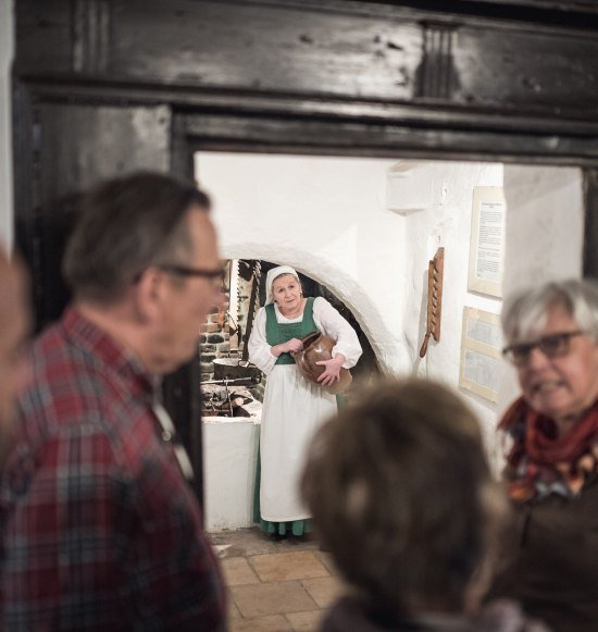 Schauspielerin und Gruppe bei F&uuml;hrung durch M&uuml;hldorf a. Inn, &copy; Inn-Salzach Tourismus