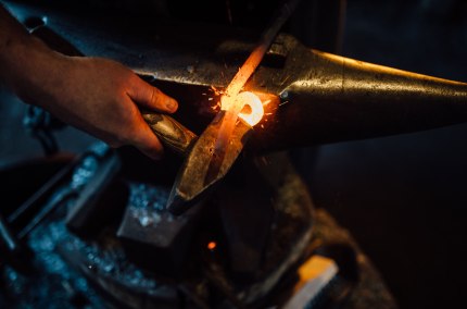 Eisen bearbeiten mti Hammer, &copy; Inn-Salzach Tourismus