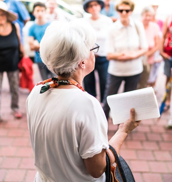 Stadtf&uuml;hrerin und Gruppe in M&uuml;hdorf, &copy; Lisa Franz
