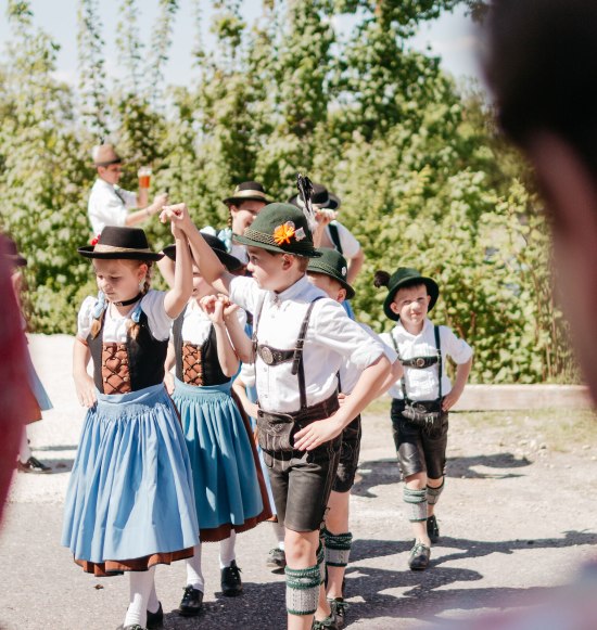 Volkstanzgruppe mit Tracht beim Maibaum aufstellen, &copy; Inn-Salzach Tourismus