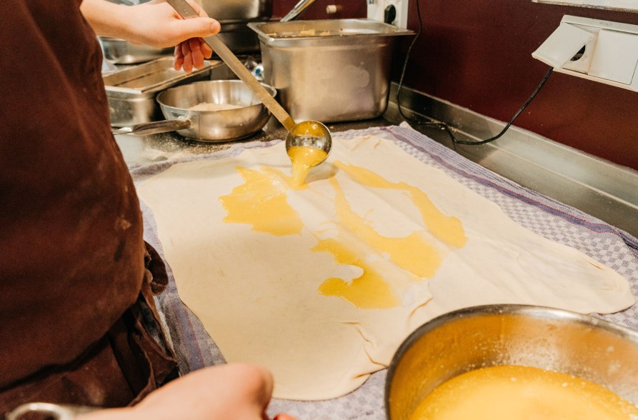 Fl&uuml;ssige Butter auf Teig verteilen, &copy; Inn-Salzach Tourismus