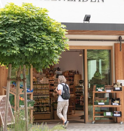 Frau betritt den M&uuml;hlenladen der Bruckmayer M&uuml;hle in Alt&ouml;tting, &copy; Inn-Salzach Tourismus