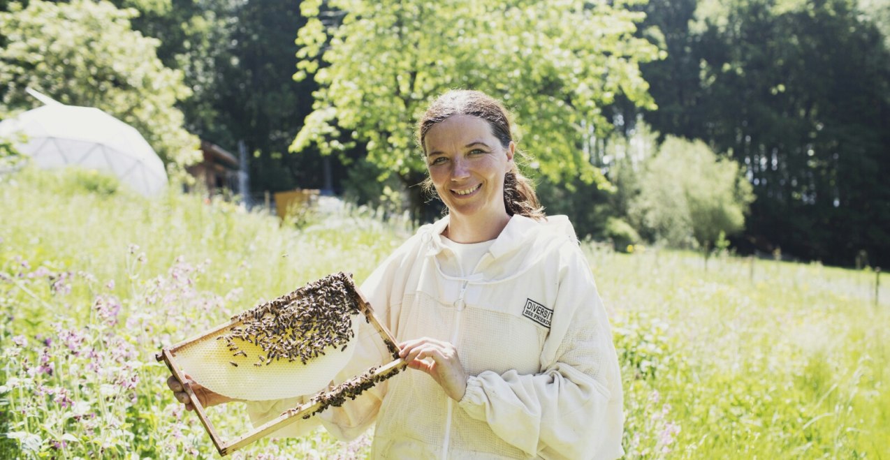 Margot Erber mit Ihren Bienen, © Margot Erber