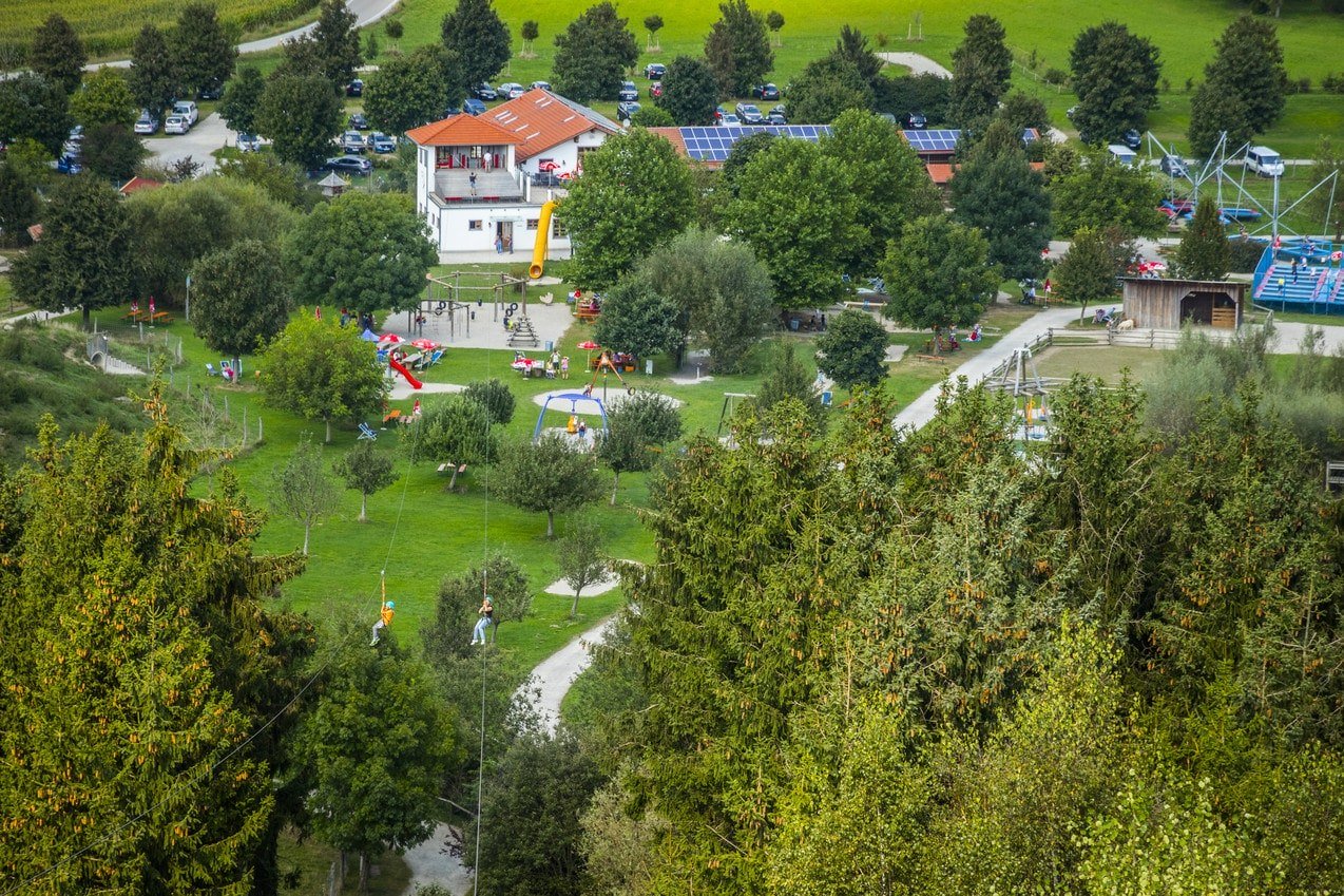 Wildfreizeitpark Oberreith mit Flying Fox, Waldseilgarten und Tierpark mit heimischen Vögeln, Wild- und Streicheltieren, © Landratsamt Mühldorf a. Inn