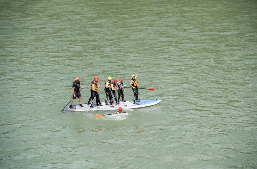 Gruppe unterwegs mit dem BIG-SUP auf der Salzach, &copy; Inn-Salzach Tourismus
