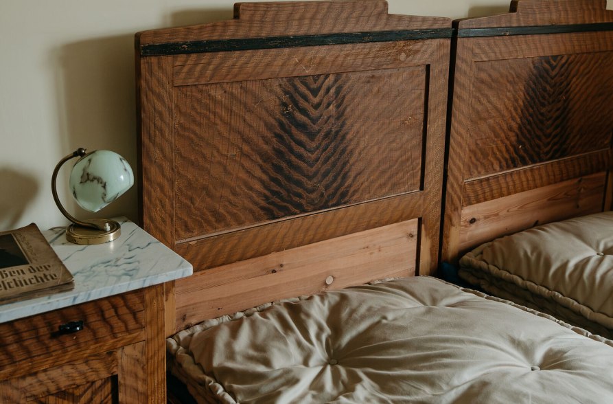 Schlafzimmer Fabrikarbeiterwohnung BEtt und Nachtk&auml;stchen, &copy; Inn-Salzach Tourismus