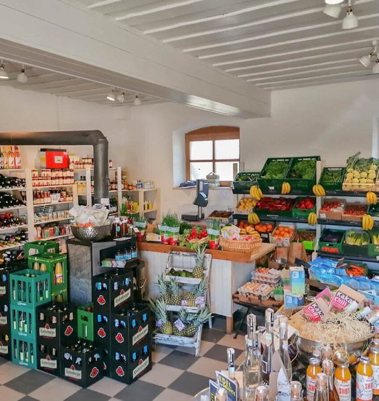 Hofladen mit Regalen und Produkten, &copy; Schacherbauerhof