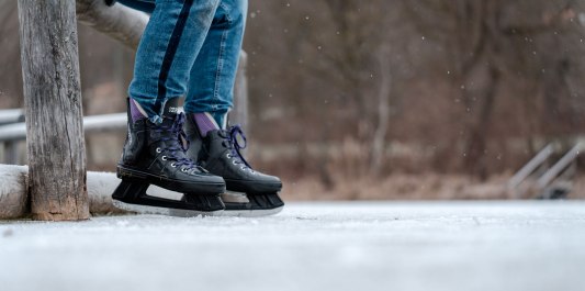 Schlittschuhe auf dem Eis, &copy; Inn-Salzach Tourismus