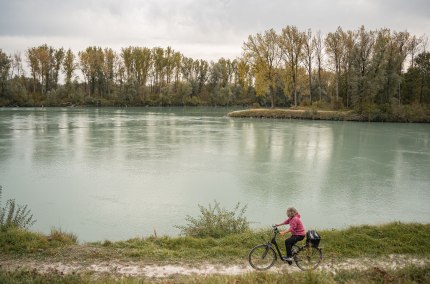 Radfahrerin auf dem Innradweg, &copy; Inn-Salzach Tourismus