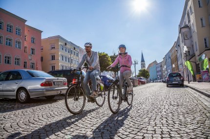 Radfahrer in M&uuml;hldorf a. Inn, &copy; Inn-Salzach Tourismus, Adrian Greiter