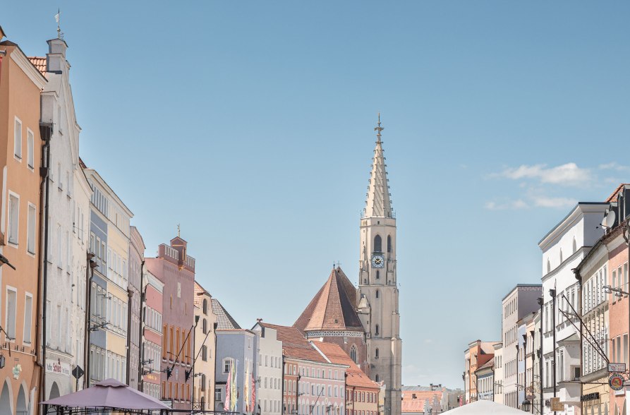 Kirchturm und Stadtplatz in Neu&ouml;tting, &copy; Inn-Salzach