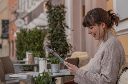 Broschüren lesen auf dem Stadtplatz Burghausen, © Inn-Salzach Tourismus