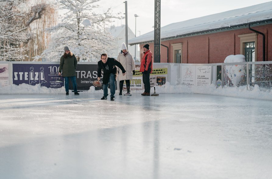 Eisstock schie&szlig;en auf der Eisbahn Alt&ouml;tting, &copy; Inn-Salzach Tourismus