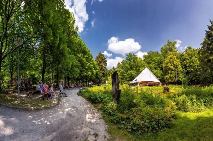 Stadtpark Waldkraiburg mit B&uuml;hne und Zuschauer, &copy; Stadt Waldkraiburg