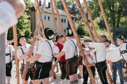 M&auml;nner beim Aufstellen eines Maibaumes, &copy; Inn-Salzach Tourismus
