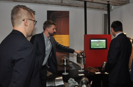 M&auml;nner bei einer F&uuml;hrung im Geschichtszentrum und Museum M&uuml;hldorf a. Inn, &copy; Geschichtszentrum M&uuml;hldorf