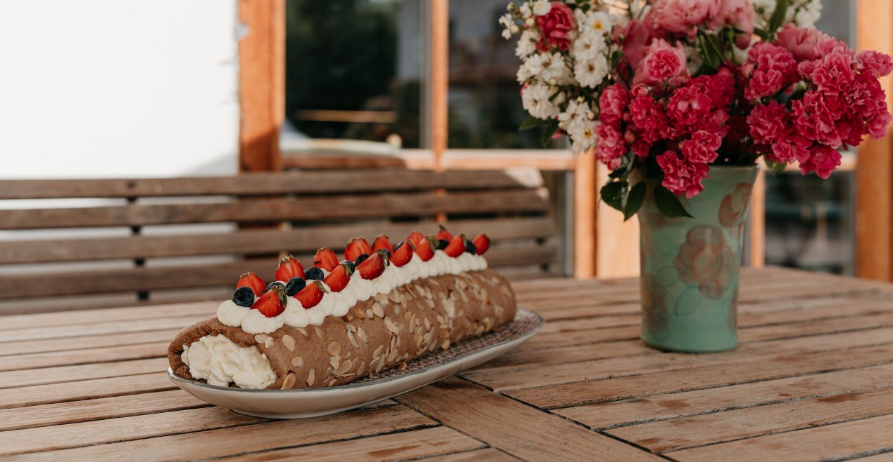 Biskuit Roulade mit Blumen, &copy; Inn-Salzach Tourismus