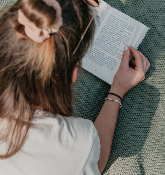 Frau beim Buch lesen am See, &copy; Inn-Salzach Tourismus
