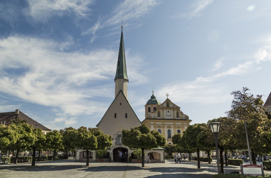 Gnadenkapelle mit Schwarzer Madonna und  Urnen bayerischer Könige und Kurfürsten, © Inn-Salzach Tourismus