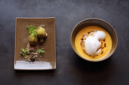 Schaumsuppe von K&uuml;rbissen mit Hendlpraline. Alexander Huber Michelin Sternekoch Huberwirt Pleiskirchen., &copy; Mathias Neubauer